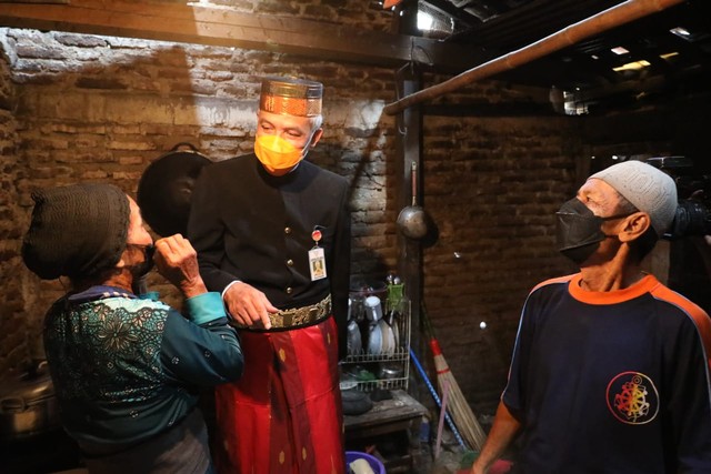 Gubernur Jawa Tengah, Ganjar Pranowo datang ke rumah lansia di Mangunharjo, Tembalang, Kota Semarang, Kamis (25/11). Foto: Dok. Pemprov Jateng