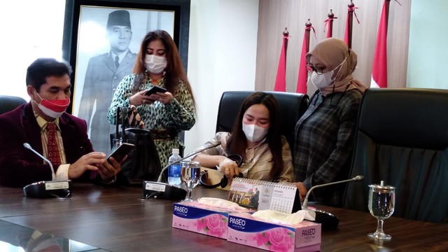 Anggiat Pasaribu didampingi pengacara dan keluarga, menunggu Arteria Dahlan di ruang Fraksi PDIP DPR, Jakarta, Kamis (25/11). Foto: Annisa Thahira Madina/kumparan