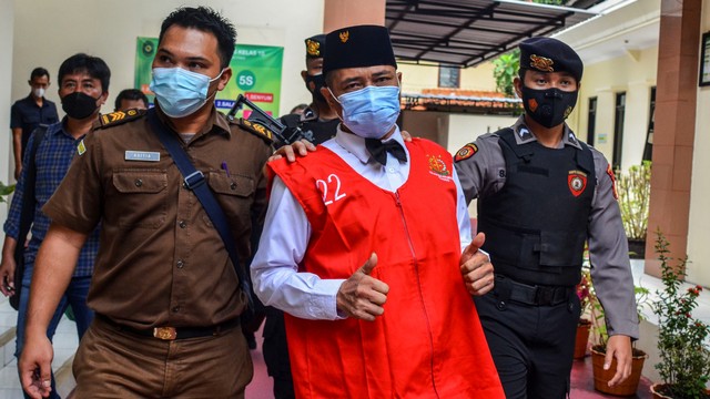 Terdakwa Youtuber M Kece dikawal petugas usai menjalani sidang perdana di Pengadilan Negeri Ciamis Kelas I B, Kabupaten Ciamis, Jawa Barat, Kamis (25/11/2021). Foto: Adeng Bustomi/ANTARA FOTO