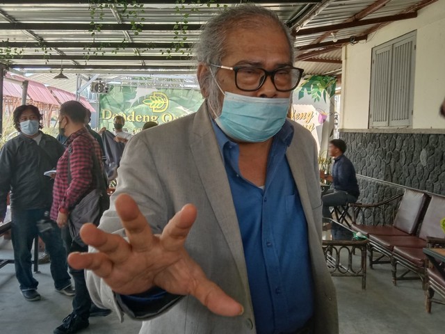 Ketua Umum Komnas PA, Arist Merdeka Sirait saat mendampingi korban kekerasan anak di Kota Batu, beberapa bulan lalu. Foto: M Sholeh
