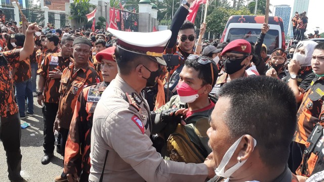 Pemuda Pancasila melakukan aksi unjuk rasa di depan Gedung DPR RI, Senayan, Jakarta, Kamis (25/11). Foto: Jacko Ryan/kumparan