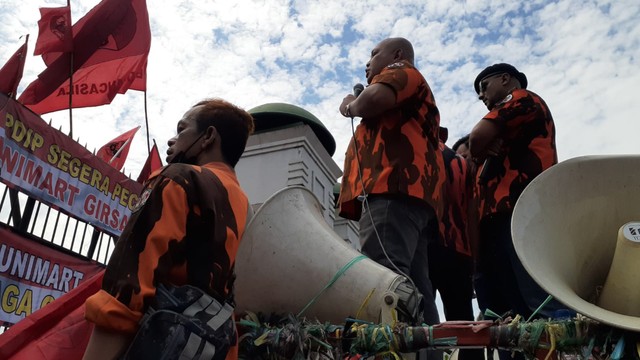 Pemuda Pancasila melakukan aksi unjuk rasa di depan Gedung DPR RI, Senayan, Jakarta, Kamis (25/11). Foto: Jacko Ryan/kumparan