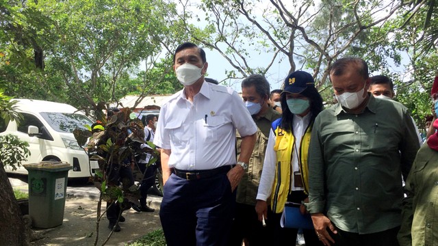 Koordinator PPKM Jawa-Bali Luhut Binsar Pandjaitan di Balai Hutan Mangrove Wilayah I, Kota Denpasar, Bali, Kamis (25/11). Foto: Denita BR Matondang/kumparan