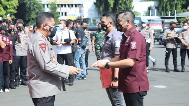 Satresnarkoba Polres Metro Jakarta Pusat mendapatkan penghargaan dari Kapolda Metro Jaya, Irjen Pol Fadil Imran. Dok ist Foto: Dok. Istimewa