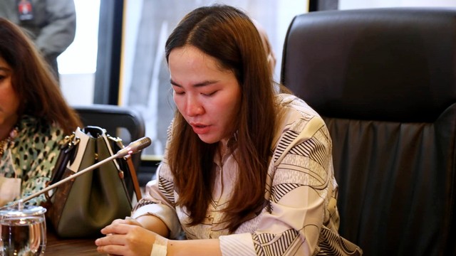 Anggiat Pasaribu meminta maaf kepada Arteria Dahlan di Ruang Fraksi PDIP DPR RI, Jakarta, Kamis (25/11).
 Foto: Aditia Noviansyah/kumparan