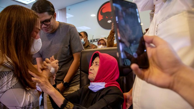 Anggiat Pasaribu sungkem ke Ibunda Arteria Dahlan di Ruang Fraksi PDIP DPR RI, Jakarta, Kamis (25/11). Foto: Aditia Noviansyah/kumparan