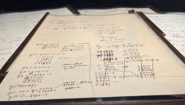 Manuskrip milik Albert Einstein menjelaskan soal teori relativitas. Foto: REUTERS