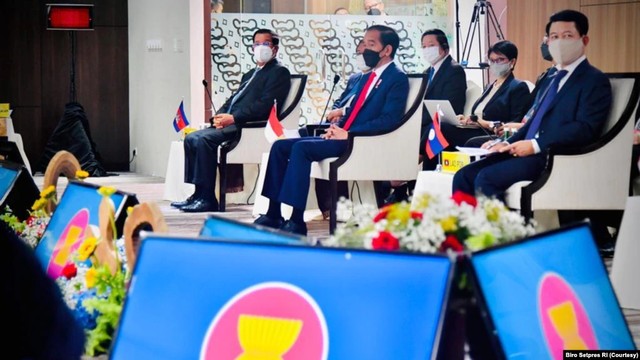 Presiden Jokowi beserta pemimpin dan perwakilan dari negara-negara ASEAN membahas situasi Myanmar di Gedung Sekretariat ASEAN di Jakarta, Sabtu (24/3). (Foto: Courtesy/(Biro Pers)