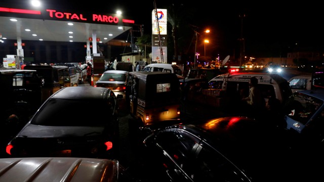Pengendara mobil menunggu giliran untuk mendapatkan bensin di sebuah pompa bensin, di Karachi, Pakistan, Rabu (24/11). Foto: Akhtar Soomro/REUTERS