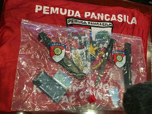 Barang bukti dari peserta aksi demonstrasi di depan Gedung DPR RI yang diamankan polisi, saat konferensi pers di Polda Metro Jaya, Jakarta, Kamis (25/11). Foto: Jonathan Devin/kumparan