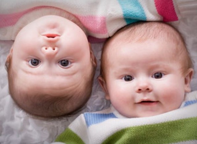 Ilustrasi nama bayi kembar perempuan Inggris (Sumber: Freepik)