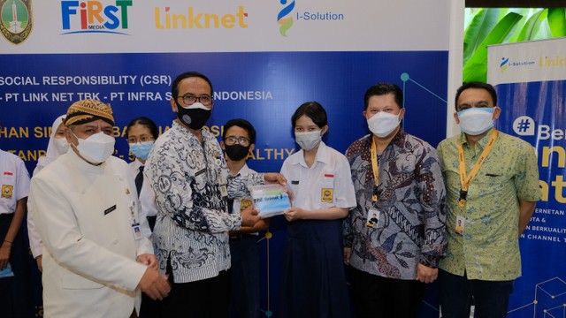 Penyerahan bantuan berupa healthy kit dari PT Link Net Tbk untuk pelajar di Kota Solo.
