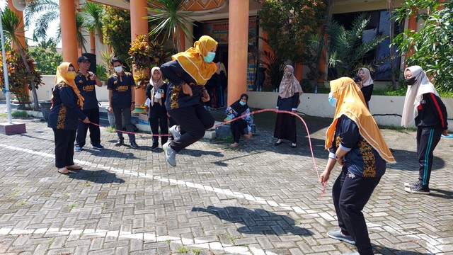 Para guru SMK Citra Medika Sukoharjo bermain lompat tali. FOTO: Fernando Fitusia