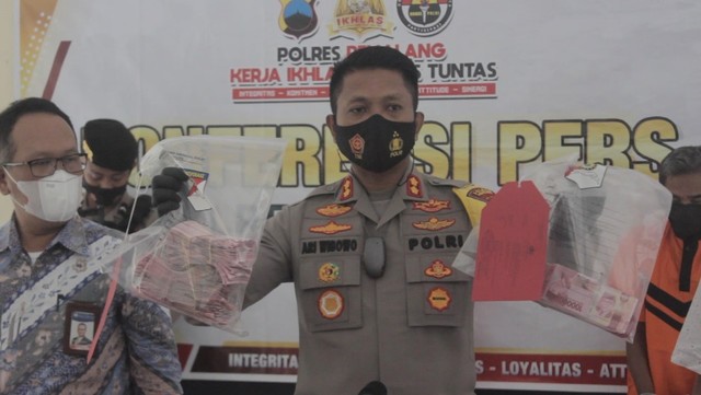 Kapolres Pemalang, AKBP Ari Wibowo menunjukkan upal yang berhasil diamankan, dalam konferensi pers di kantornya, Kamis (25/11/2021)