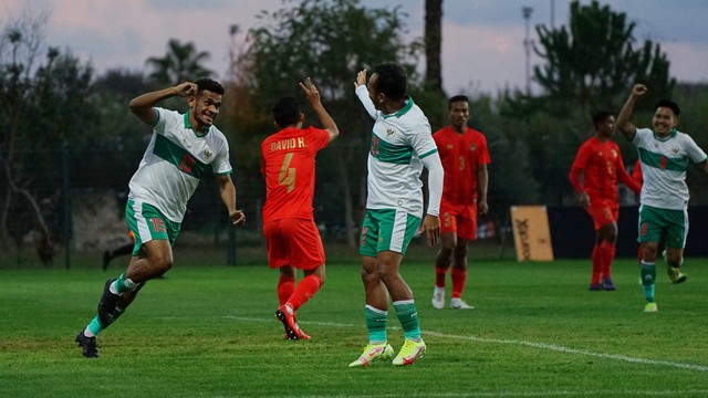 Timnas Indonesia saat menghadapi Myanmar pada pertandingan uji coba di Turki.  Foto: PSSI