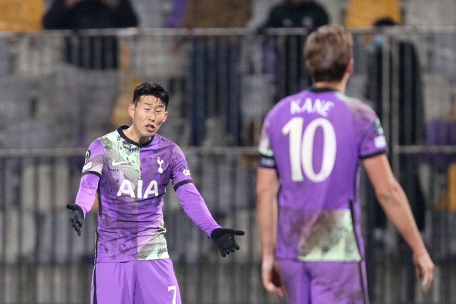Pemain Tottenham Hotspur Harry Kane  dan Son Heung-min saat melawan NS Mura pada pertandingan Liga Konferensi Eropa di Stadion Ljudski vrt, Maribor, Slovenia.
 Foto: Srdjan Zivulovic/REUTERS