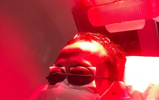 Pasien sedang menjalani Red Light Therapy untuk masalah rambutnya. Foto: Adhie Ichsan/kumparan