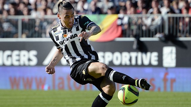 Penyerang Prancis Angers Billy Ketkeophomphone dalam pertandingan sepak bola L1 Prancis antara Angers dan Marseille pada 1 Mei 2016. Foto: AFP