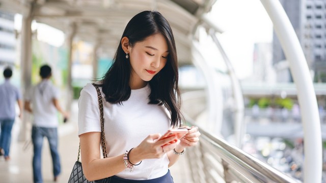 Ilustrasi menggunakan HP Android. Foto: Shutterstock