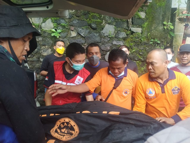 Evakuasi korban tanh longsor saat hendak rafting di Gianyar, Bali - ROB