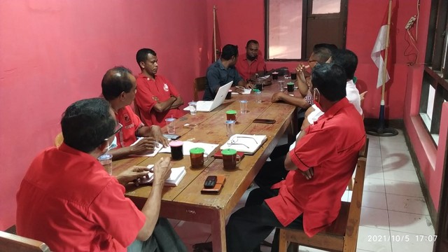 Rapat internal antara DPC PDIP dan BMI di sekretariat DPC PDIP Kabupaten Lembata. Jumat (26/11). Foto : Teddi Lagamaking