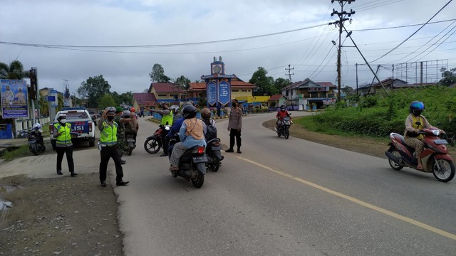 Satgas COVID-19 menggelar razia masker di Persimpangan Tugu PKK Sekadau. Foto: Dok. Istimewa