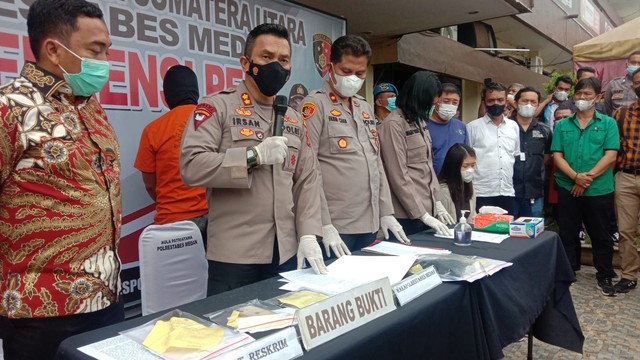 Polisi saat memaparkan kasus wanita di Medan diculik driver online, di Mapolrestabes Medan, Jumat (26/11). Foto: Dok. Istimewa
