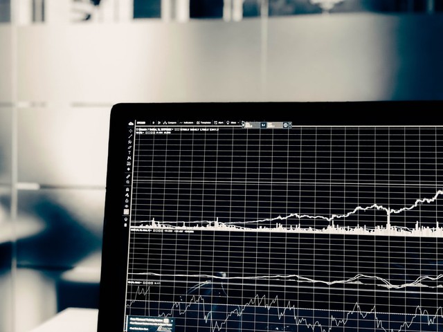 Ilustrasi regresi linier berganda dalam analis statistika saham. Sumber: Unsplash