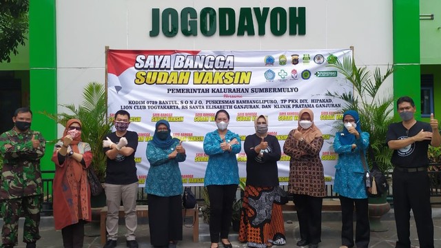 Tim Jimpitan Vaksin Sonjo di Bantul berfoto seusai. Foto: Dok. Dr. Glory