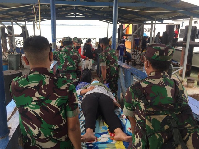 Prajurit TNI AD mengevakuasi Fitri Ramadani menuju RS Awal Bros Batam. Foto: Khairul S/kepripedia.com