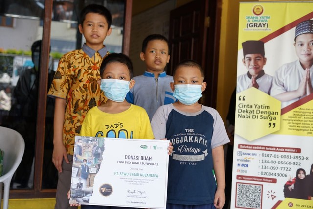 Serah terima Sunpride kepada sejumlah anak yatim di Graha Yatim Dhuafa pada (Jumat, 26/11). Dok Dompet Dhuafa