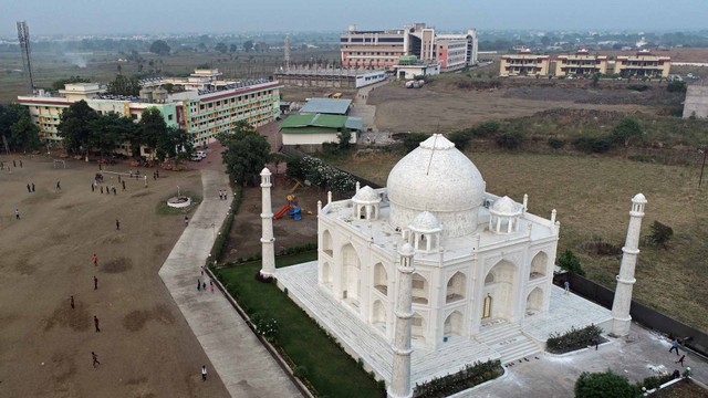 Pemandangan udara dari replika Taj Mahal digambarkan di Burhanpur di negara bagian Madhya Pradesh India. Foto: UMA SHANKAR MISHRA/AFP