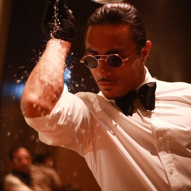 Nusret Gokce, alias Salt Bae dengan gaya tabur garam yang ikonik (Sumber: Instagram @nusr_et)