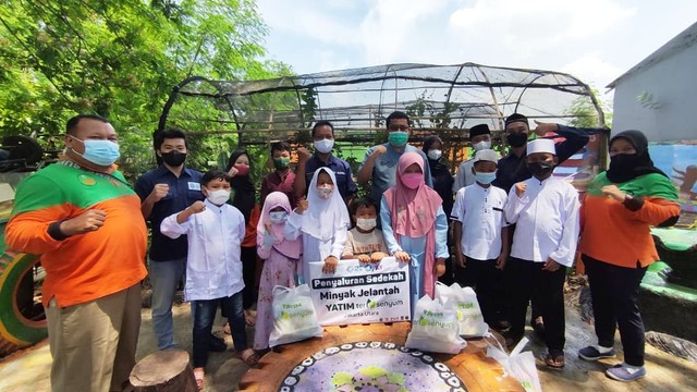 Penyaluran dari program sedekah minyak jelantah untuk Yatim Tersenyum. Foto: Dok. Rumah Sosial Kutub