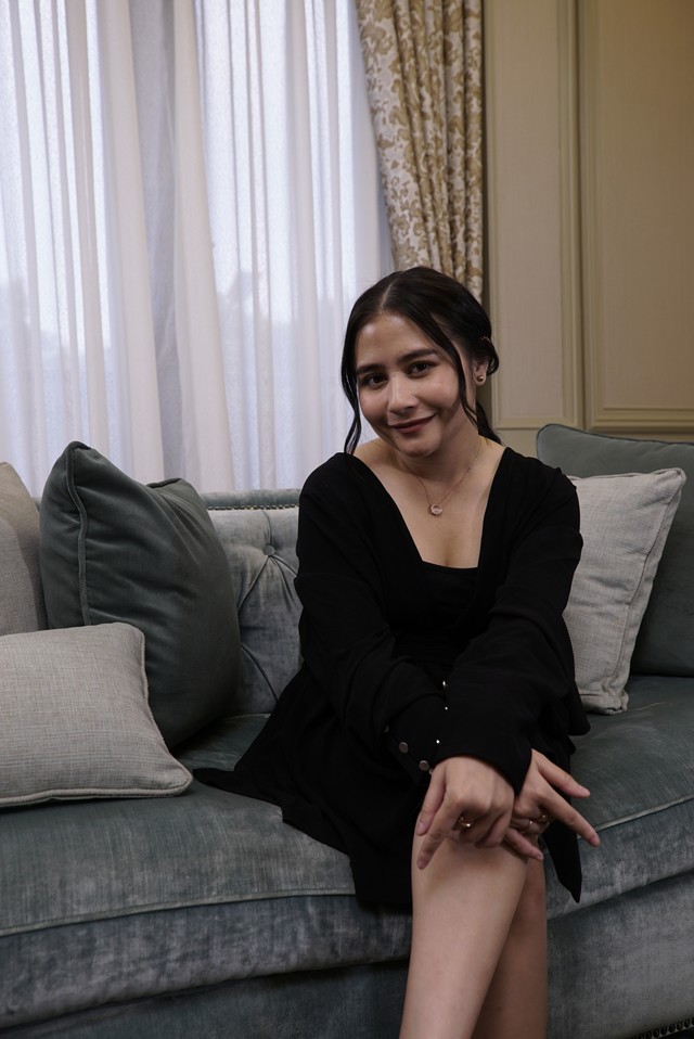 Prilly Latuconsina ditemui di rumahnya di kawasan Tangerang, Banten. 
 Foto: Faiz Zulfikar/kumparan
