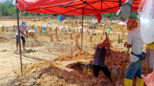 Pemakaman di Sei Temiang Batam. Foto: Zalfirega/kepripedia.com 