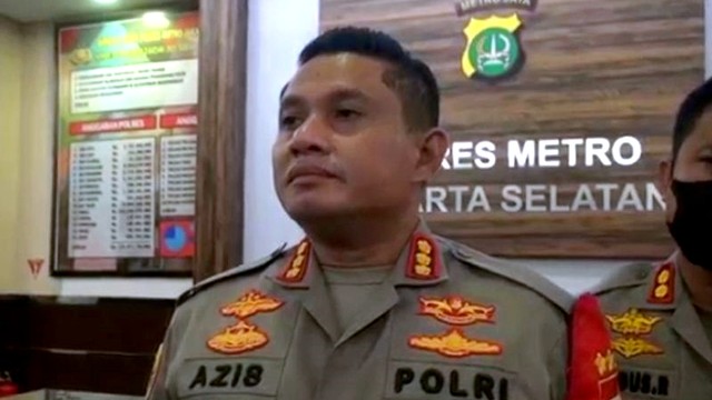 Kapolres Metro Jakarta Selatan Komisaris Besar Polisi Azis Andrianysah saat memberikan keterangannya kepada wartawan di Jakarta, Sabtu (27/11/2021).
Foto: Pokja Jakarta Selatan/HO- ANTARA