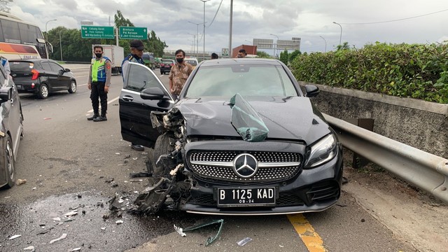 Mobil yang terlibat kecelakaan di ruas tol JORR Cakung KM 53+500 arah Cikunir. Foto: Dok. PMJ