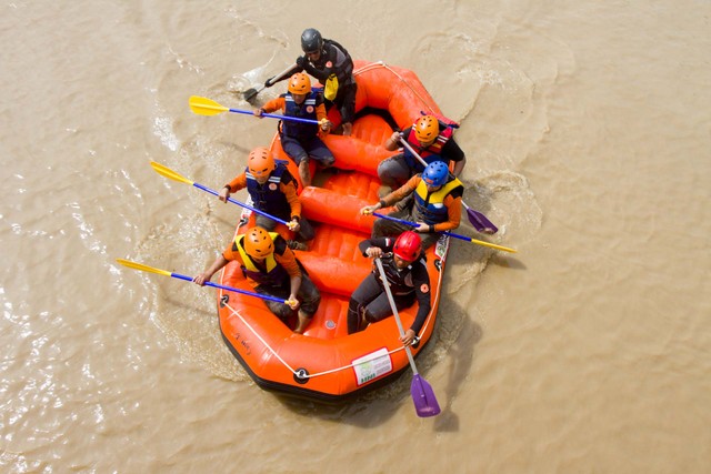 Peserta mengikuti pelatihan SAR (Search And Rescue) Water Rescue di Daerah Aliran Sungai Citarum, Karawang, Jawa Barat, Sabtu (27/11/2021). Foto: Muhamad Ibnu Chazar/Antara Foto