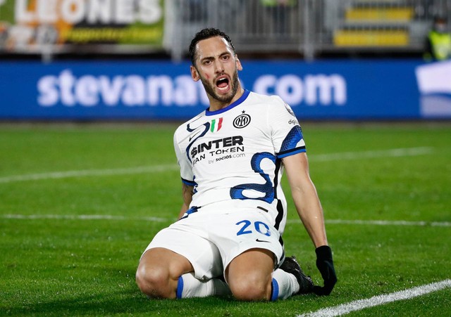Hakan Calhanoglu merayakan gol pertama Inter Milan pada pertandingan Serie A antara Venezia melawan Inter Milan di Stadio Pier Luigi Penzo, Venesia, Italia - 27 November 2021. Foto: Alessandro Garofalo/REUTERS