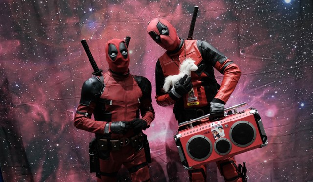 Cosplayer berpakaian Deadpool berpose di pusat konvensi selama Comic Con Special Edition di San Diego, California. Foto: Chris Delmas / AFP