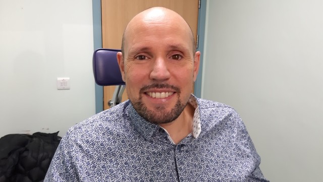 Steve Verze menjadi orang pertama di dunia yang menerima mata cetak 3D.  Foto: Moorfields Biomedical Research Center