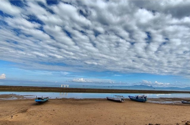 Salah satu spot menarik saat air laut surut di Pantai Lasiana, TWA Teluk Kupang. Foto: Harley Sastha