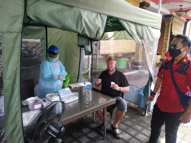 WN Denmark Lars Christensen terjerat kasus penodaan Agama Hindu di Bali Bakal Dideportasi. Foto: Dok. Kemenkumham Bali 