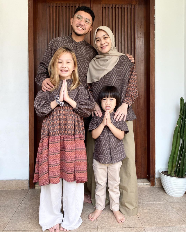 Ananda Omesh bersama istri dan anak-anak. Foto: Instagram/@dianayulestari
