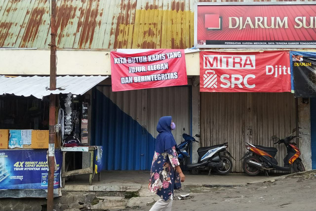 Spanduk berisi kritik dan protes para pedagang Pasar Besar Kota Batu. Foto: Ulul Azmy