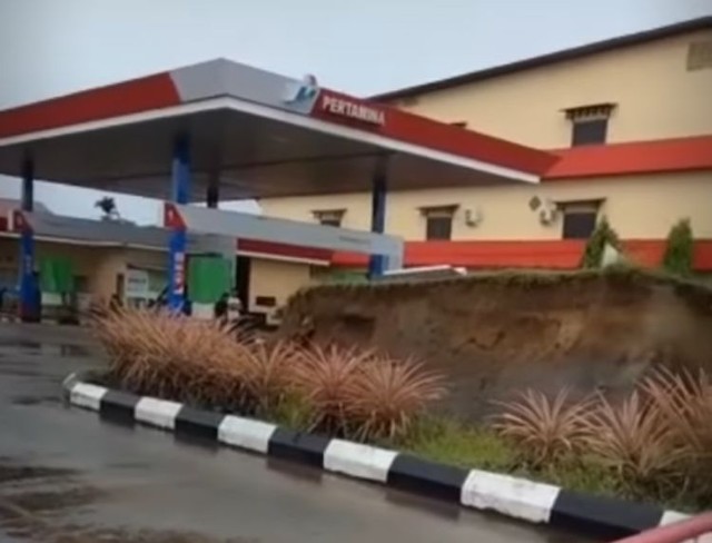 Tangki pendam di SPBU DI Panjaitan Ketapang keluar dari dalam tanah. Foto: Instagram @Ketapang__Media