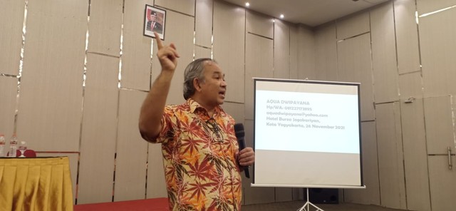 Pakar Komunikasi dan Motivator Nasional, Dr Aqua Dwipayana saat Sharing Komunikasi dan Motivasi, di Hotel Burza Jogokariyan Yogyakarta, pada Jumat (26/11/2021). Foto: dok