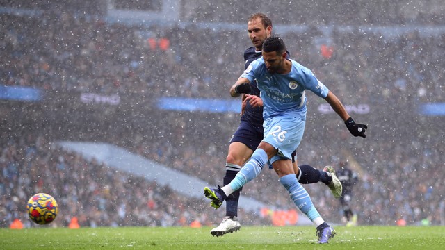 Pemain Manchester City Riyad Mahrez menendang bola ke arah gawang West Ham United pada pertandingan lanjutan Liga Inggris di Etihad Stadium, Manchester, Inggris. Foto: Carl Recine/REUTERS