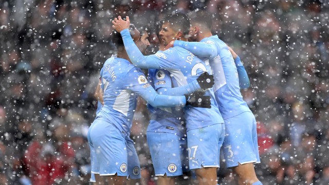 Selebrasi pemain Manchester City usai mencetak gol ke gawang West Ham United pada pertandingan lanjutan Liga Inggris di Etihad Stadium, Manchester, Inggris. Foto: Carl Recine/REUTERS